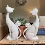 Boyanabilir İkili Kedi Heykeli: Modern Çizgili Dekoratif Polyester Obje Seti
