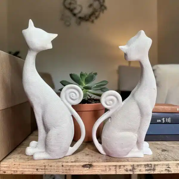 Boyanabilir İkili Kedi Heykeli: Modern Çizgili Dekoratif Polyester Obje Seti