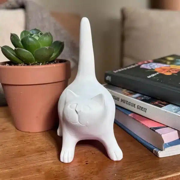 Boyanabilir Uzun Kuyruklu Kedi Heykeli: Modern Ve Eğlenceli Polyester Obje