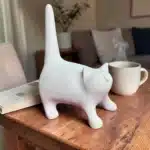 Boyanabilir Uzun Kuyruklu Kedi Heykeli: Modern ve Eğlenceli Polyester Obje
