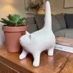 Boyanabilir Uzun Kuyruklu Kedi Heykeli: Modern ve Eğlenceli Polyester Obje