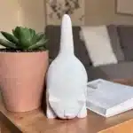 Boyanabilir Eğilen Kedi Heykeli: Oyunbaz ve Modern Dekoratif Obje