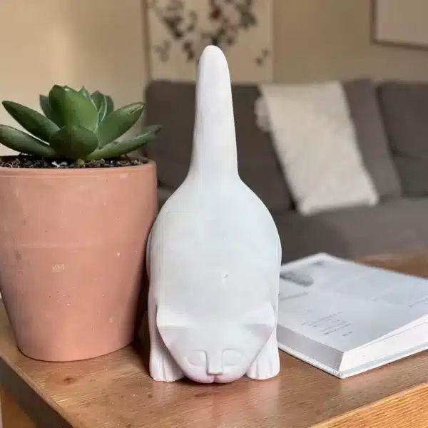 Boyanabilir Eğilen Kedi Heykeli: Oyunbaz Ve Modern Dekoratif Obje