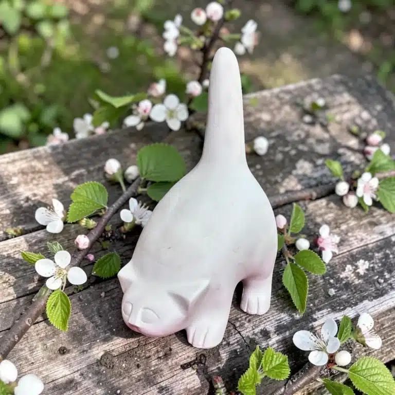 Boyanabilir Eğilen Kedi Heykeli: Oyunbaz ve Modern Dekoratif Obje