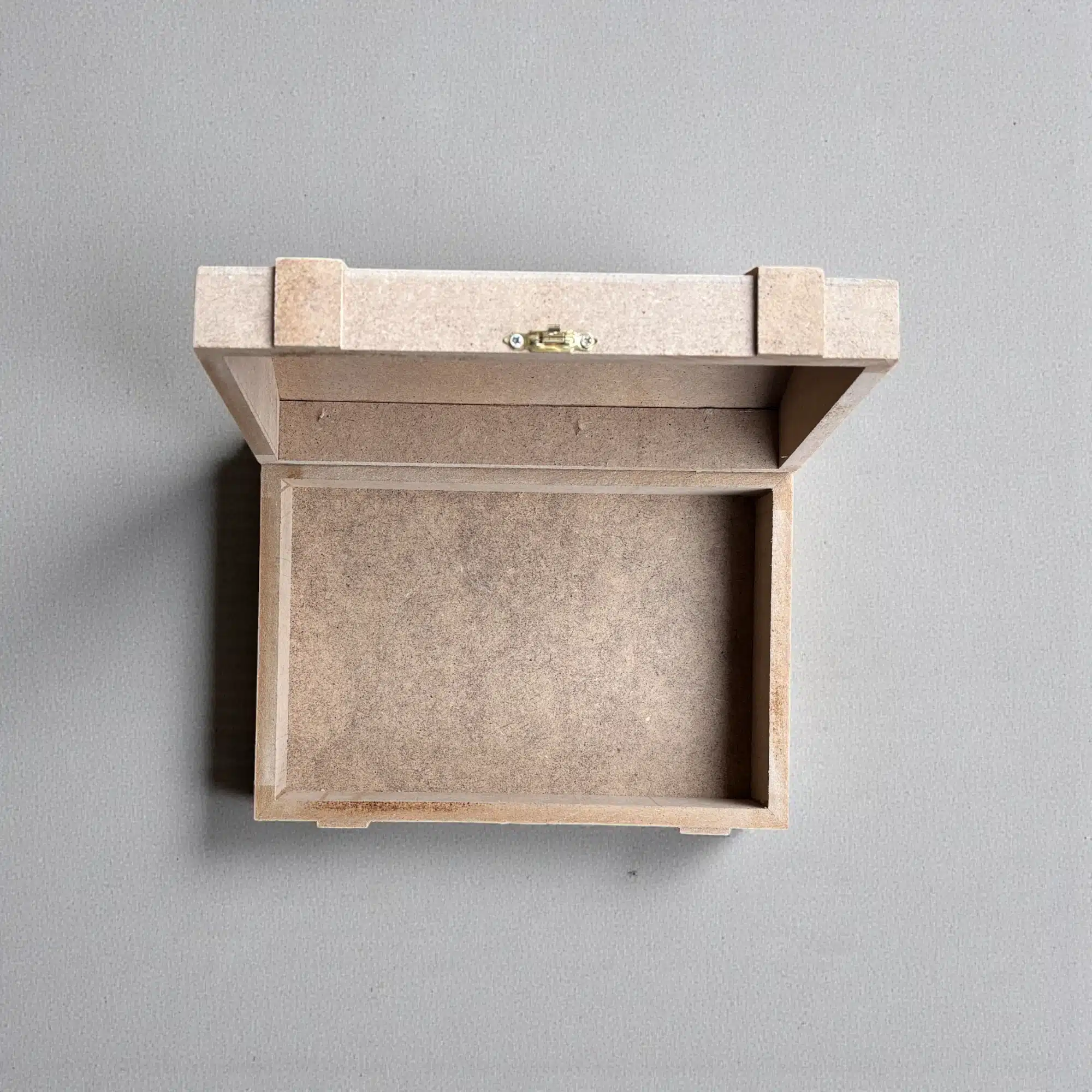 Dekoratif Ahşap Sandık Kutu: Anılarınızın Güvenli Limanı 3 Dekoratif Ahşap Sandık Kutu: Anılarınızın Güvenli Limanı