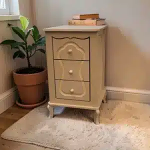 Üç Çekmeceli Klasik Komodin: Yaşam Alanlarınıza Zarif ve Fonksiyonel Bir Dokunuş