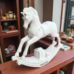 Hediye Paketi Taşıyan Sallanan At Heykeli: Yılbaşı Hediyesi