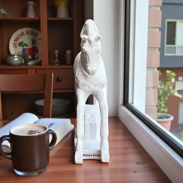 Hediye Paketi Taşıyan Sallanan At Heykeli: Yılbaşı Hediyesi