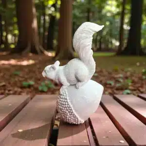 Kuyruğu Dik Sincap Heykeli