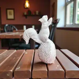 Elinde Fındık Tutan Sincap Heykeli