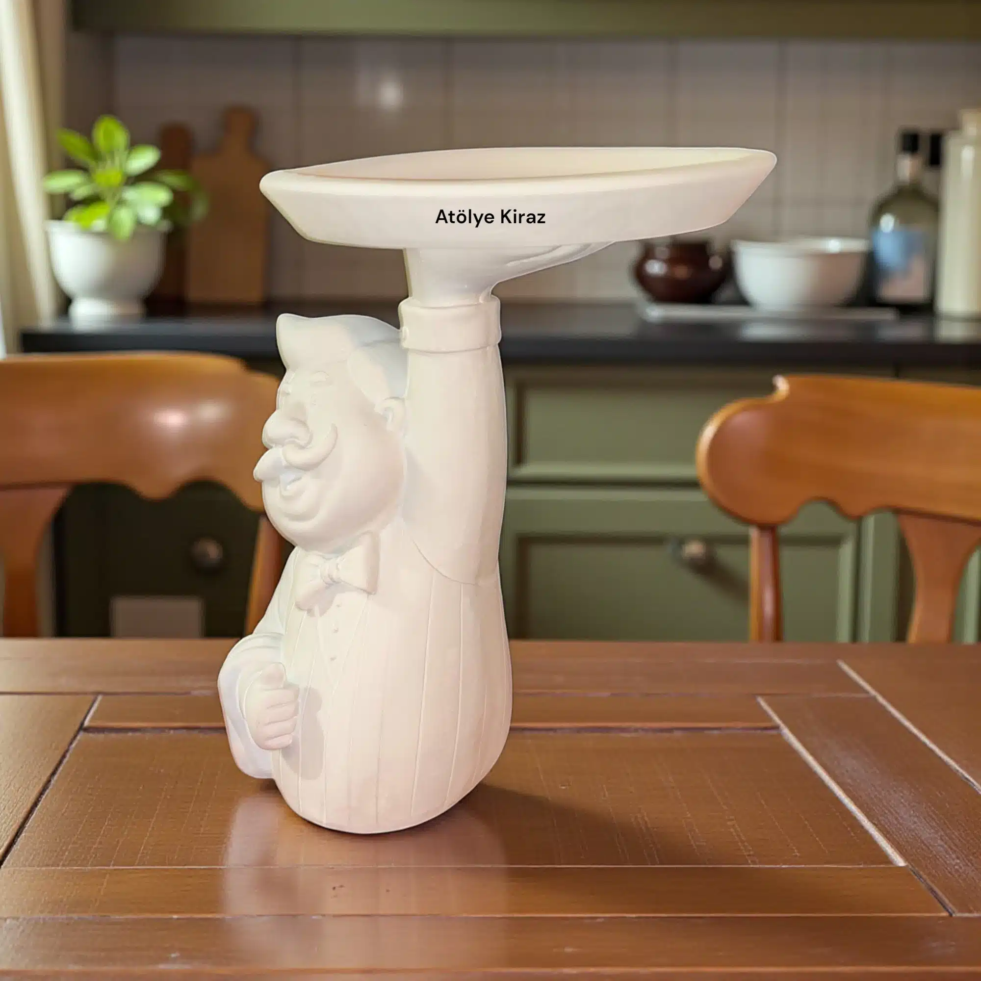 Tepsili Şef Aşçı Heykeli: Sunumlu Mutfak ve Cafe Dekoru 3 Tepsili Şef Aşçı Heykeli: Sunumlu Mutfak ve Cafe Dekoru