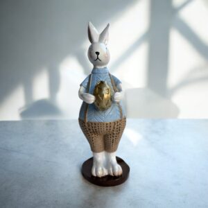 Elinde Altın Yumurta Tutan Erkek Tavşan Biblo – 7x25 cm Dekoratif Boyanmış Polyester Figür