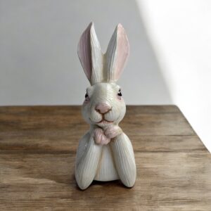 Dekoratif Ellerini Çenesine Koymuş Tavşan Biblo – El Boyaması Polyester Figür 6x8x16 cm