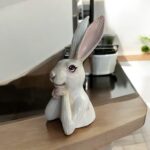 Ellerini Çenesine Koymuş Tavşan Figürü