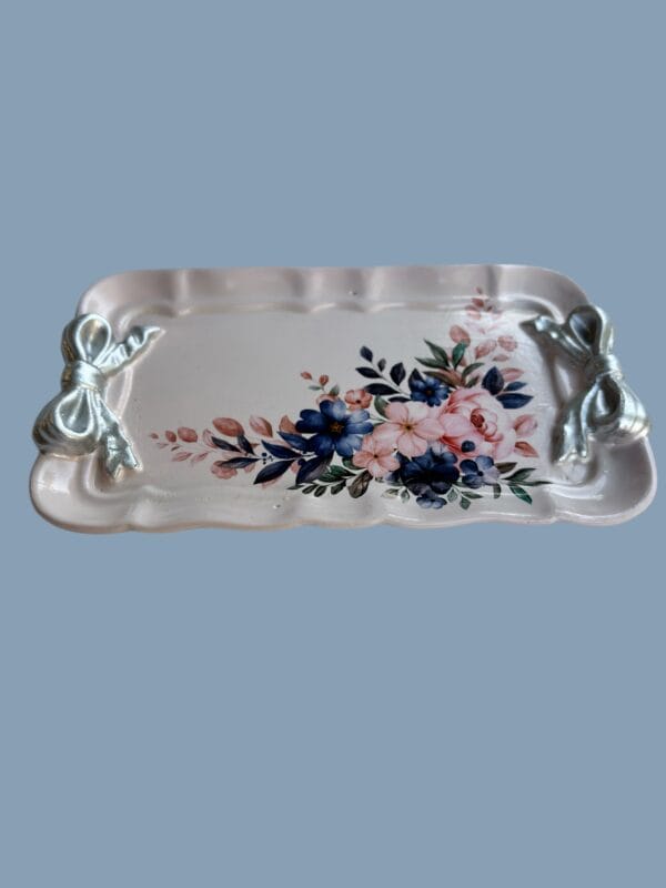 Dekoratif Çiçek Desenli Fiyonklu Aytaşı Tepsi – 19x12 cm | El Boyaması Romantik Sunum Tepsisi - Görsel 3