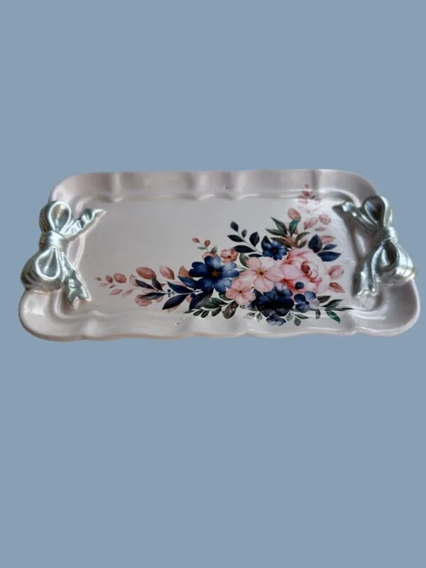 Dekoratif Çiçek Desenli Fiyonklu Aytaşı Tepsi – 19x12 cm | El Boyaması Romantik Sunum Tepsisi - Görsel 3