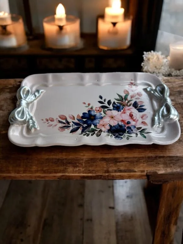 Dekoratif Çiçek Desenli Fiyonklu Aytaşı Tepsi – 19x12 cm | El Boyaması Romantik Sunum Tepsisi - Görsel 2