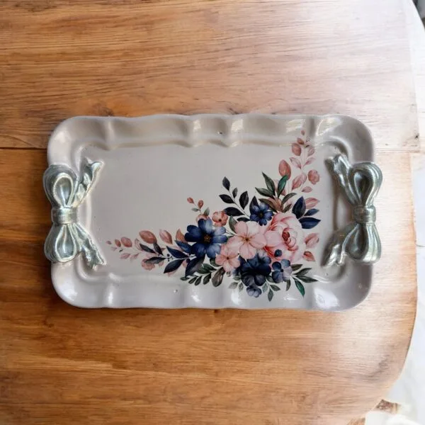 Dekoratif Çiçek Desenli Fiyonklu Aytaşı Tepsi – 19x12 cm | El Boyaması Romantik Sunum Tepsisi