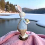 Elinde Altın Yumurta Tutan Erkek Tavşan