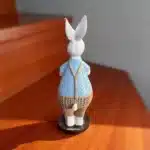 Elinde Altın Yumurta Tutan Erkek Tavşan