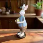 Elinde Altın Yumurta Tutan Erkek Tavşan