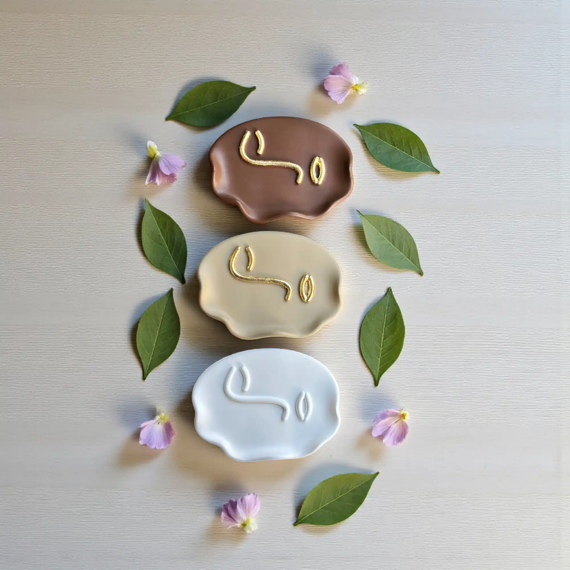 Çok Amaçlı Kullanılabilen Yüz Figürlü Tepsi : Dekoratif Sunum & Takı Tabağı 3 Çok Amaçlı Kullanılabilen Yüz Figürlü Tepsi : Dekoratif Sunum & Takı Tabağı