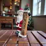 Welcome Levhası Tutan Noel Baba Heykeli : El Boyaması Yılbaşı Dekoru