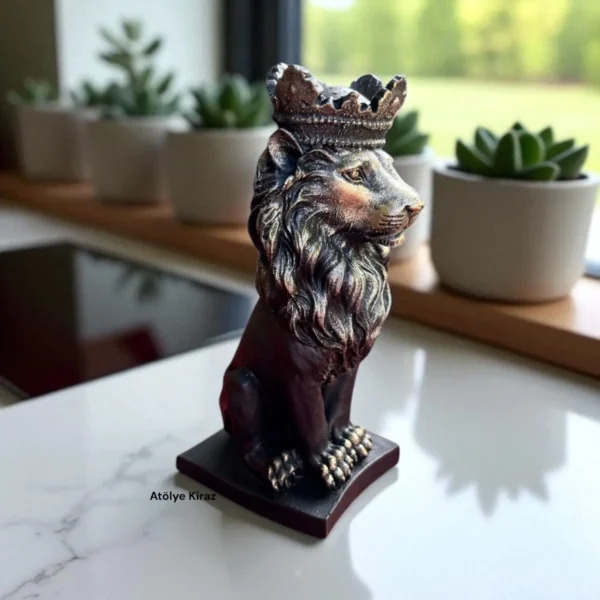 Taçlı Dekorlanmış Aslan Figürü