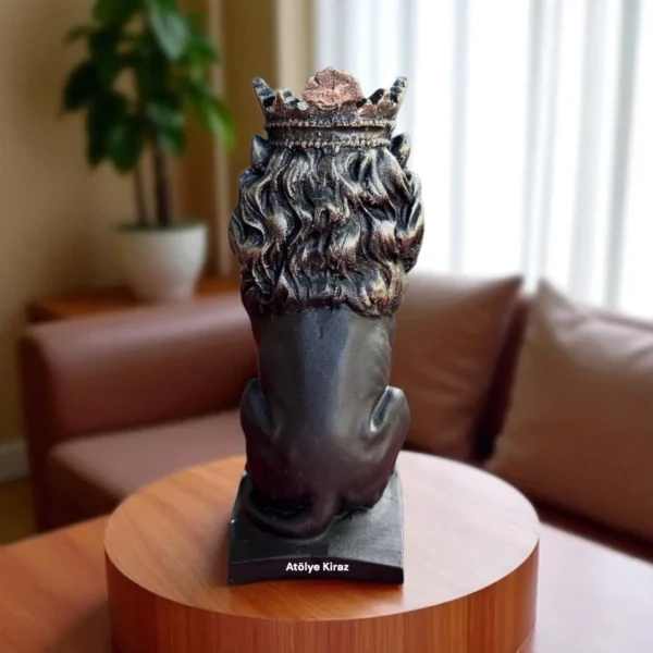 Taçlı Dekorlanmış Aslan Figürü