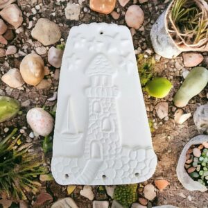 Dekoratif Deniz Feneri Kabartmalı Duvar Süsü – Aytaşı Malzeme, Boyanabilir Obje 20x13 cm