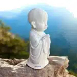 Ham Polyester Ayakta Duran Keşiş : Meditasyon Figürü