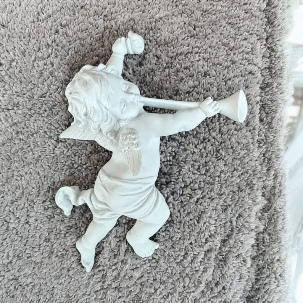 elinde-mesale-tutan-melek