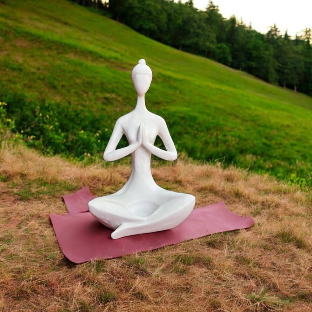 Elleri Birleşik Yoga Yapan Kadın Figürlü Mumluk