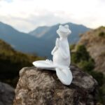 Elleri Birleşik Yoga Yapan Sevimli Kurbanğa Heykeli: Dekoratif Meditasyon Objesi - Görsel 2