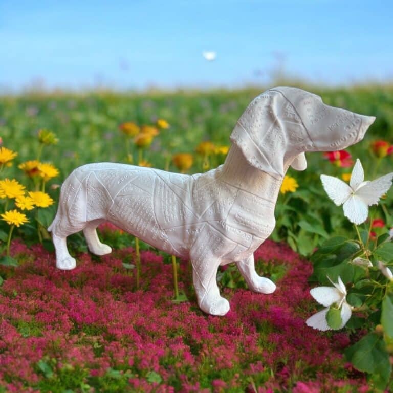 Polyester Gazete Desenli Köpek Figürü