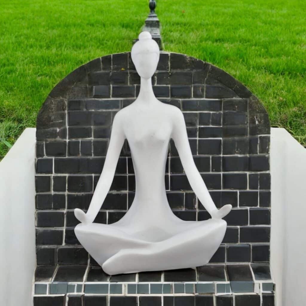 Elleri Dizinde Yoga Yapan Kız Figürü