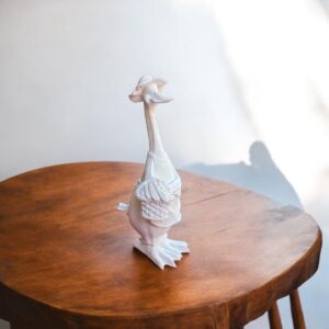 Elinde Çiçek Sepeti Olan Bayan Ördek Yükseklik 30x10x9 cm