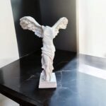 Kanatlı Zafer Tanrıçası Nike Heykeli: Dekoratif Mitolojik Biblo
