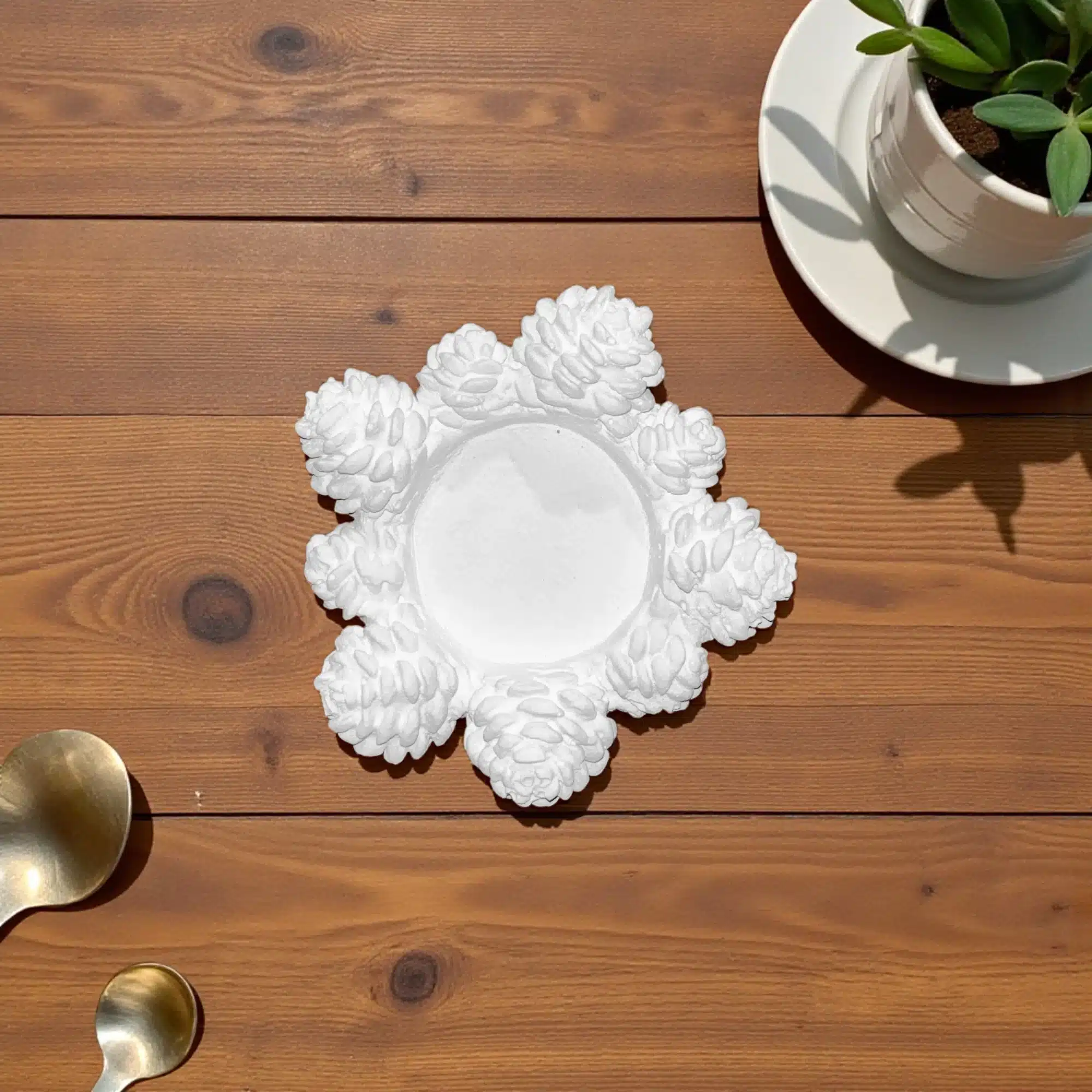 Kozalak Desenli Dekoratif Mumluk: Beyaz Minimal Tealight ve Sunum Objesi