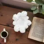 Kozalak Desenli Dekoratif Mumluk: Beyaz Minimal Tealight ve Sunum Objesi