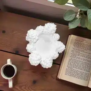 Kozalak Desenli Dekoratif Mumluk: Beyaz Minimal Tealight ve Sunum Objesi 3 Kozalak Desenli Dekoratif Mumluk: Beyaz Minimal Tealight Ve Sunum Objesi