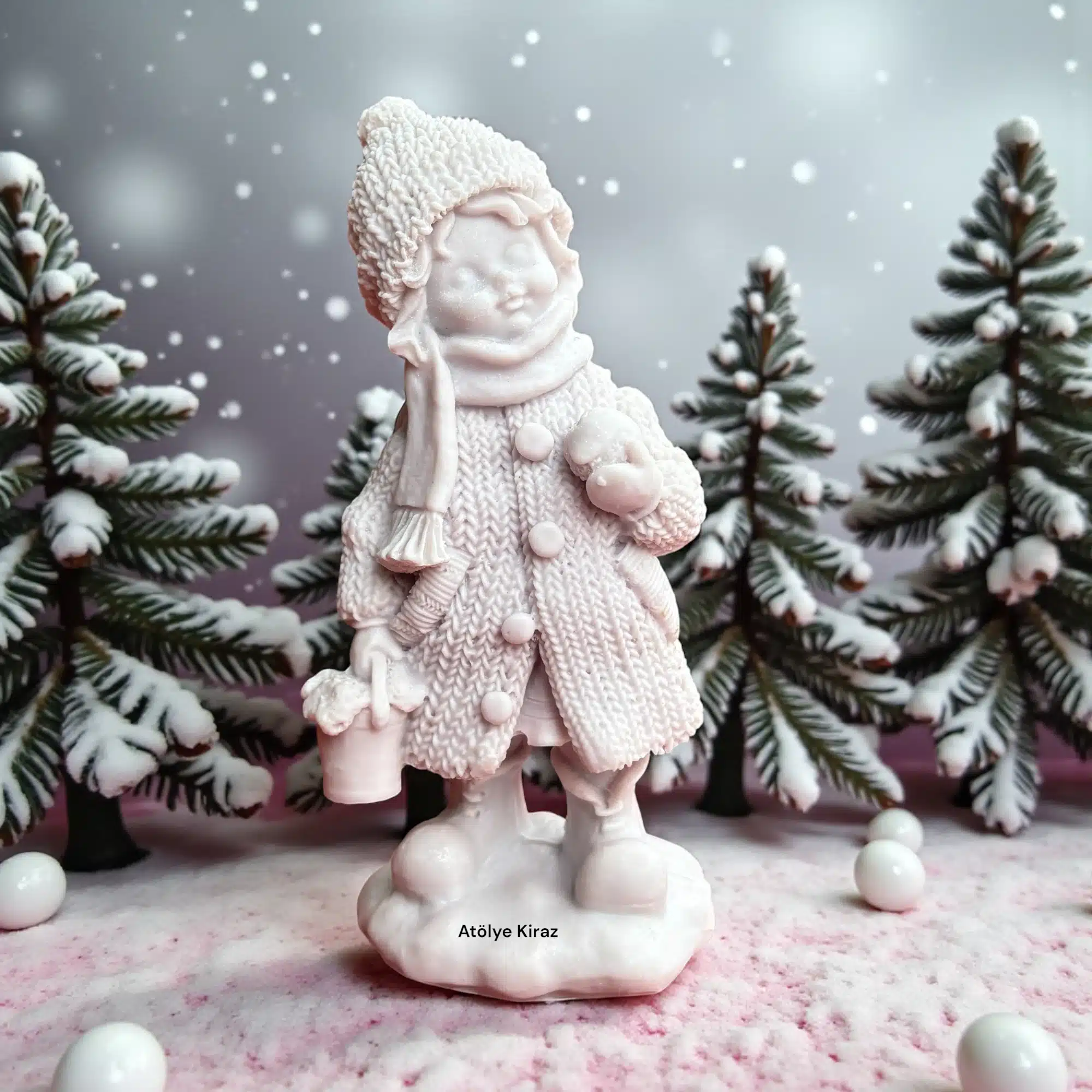 Kartopu Oynayan Kız Biblosu : Örgü Dokulu Kış Heykeli