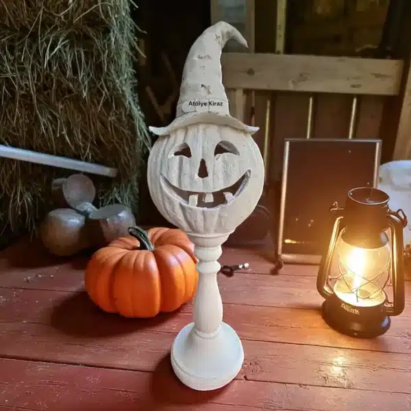 Saman Balyası, Küçük Balkabağı Ve Eski Bir Fenerin Yanında, Rustik Ahşap Bir Zeminde Duran Cadı Şapkalı Ham Polyester Kabak Heykeli. Kırsal Temalı Halloween Dekorasyonu.