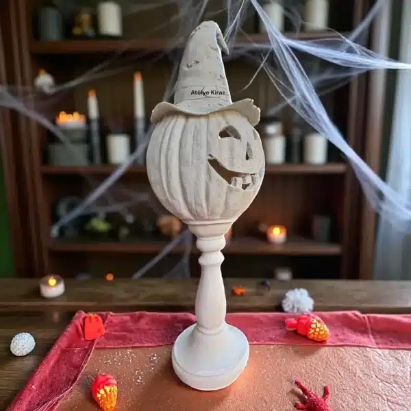 Örümcek Ağları Ve Loş Işıklarla Dekore Edilmiş Bir Ortamda, Kırmızı Runner Üzerinde Duran Cadı Şapkalı Ham Polyester Kabak Heykeli. Ürünün Iç Mekana Entegre Edilmiş Halloween Atmosferi.