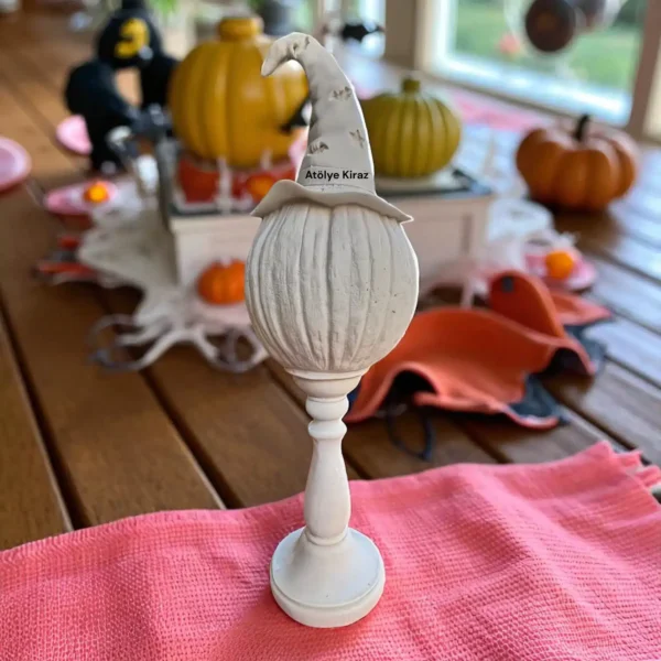 Dekoratif Masada Pembe Örtü Üzerinde, Diğer Halloween Süslemeleriyle Birlikte Sergilenen Cadı Şapkalı Ham Polyester Kabak Heykeli (Pol78). Cadılar Bayramı Figürü.