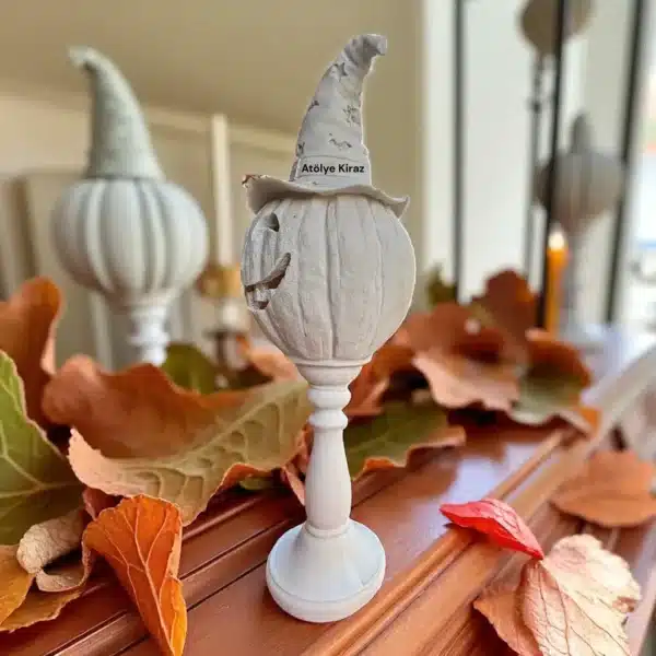 Sonbahar Yaprakları Arasında, Ahşap Bir Mobilya Üzerinde, Cadı Şapkalı Ham Polyester Kabak Heykeli. Mevsimlik Halloween Dekoratif Obje