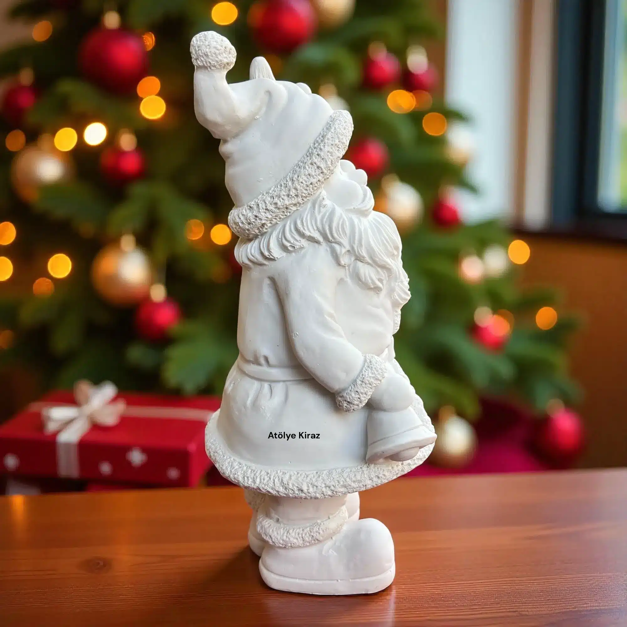 Ham Polyester Yılbaşı Ağacı Tutan Noel Baba Heykeli : Yılbaşı Hediyesi ve Dekoru - (13x14x32 cm) 4 Ham Polyester Yılbaşı Ağacı Tutan Noel Baba Heykeli : Yılbaşı Hediyesi ve Dekoru